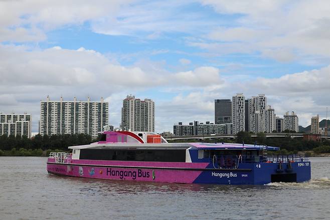 첫 운항 시작한 한강버스가 18일 오전 서울 송파구 한강버스 잠실 선착장에서 뚝섬선착장으로 이동하고 있다. 한강버스는 상행(마곡-잠실), 하행(잠실-마곡) 구간의 총 7개 선착장(마곡-망원-여의도-압구정-옥수-뚝섬-잠실), 28.9㎞ 구간을 오간다. 2025.9.18/뉴스1