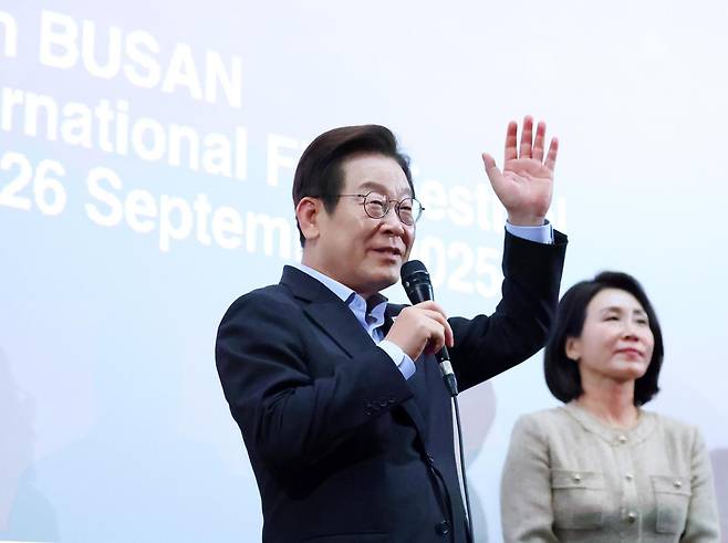 이재명 대통령이 20일 부산 해운대구 영화의전당에서 부산국제영화제 공식상영작 ‘극장의 시간들’을 관람한 뒤 인사말을 하고 있다. (대통령실통신사진기자단) 2025.09.20. 뉴시스