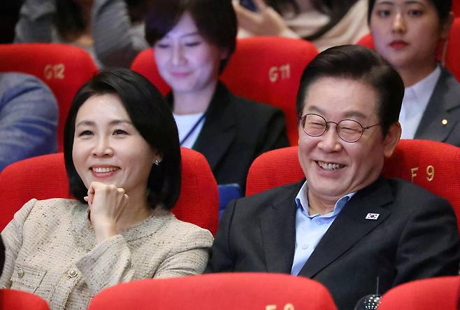 이재명 대통령과 김혜경 여사가 20일 부산 해운대구 영화의전당에서 부산국제영화제 공식상영작 ‘극장의 시간들’을 관람한 뒤 감독과 배우들의 소감을 들으며 밝게 웃고 있다. (대통령실통신사진기자단) 2025.09.20. 뉴시스