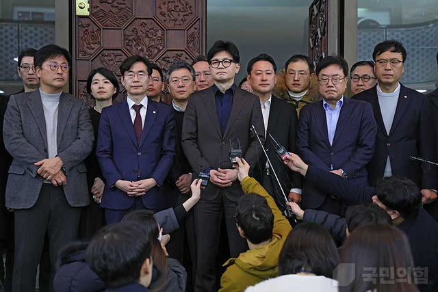 지난 2024년 12월 4일 새벽 국회 본회의장에서 12·3 비상계엄에 대한 계엄해제 요구 결의안 국회 표결을 마친 뒤 한동훈 국민의힘 당시 당대표와 의원들이 취재진을 만나 입장을 밝히고 있다.<국민의힘 홈페이지 사진>
