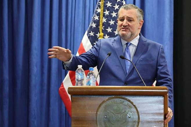 테드 크루즈(공화·텍사스) 미국 상원의원이 19일(현지시간) 자신의 팟캐스트에서 '지미 키멀 라이브' 방송 중단을 압박한 브렌던 카 연방통신위원회(FCC) 위원장을 마피아 갱단에 비유하며 강하게 비판했다. 크루즈 의원은 미 행정부가 언론에 개입하면 이는 보수당에도 해를 끼치게 될 것이라고 경고했다. 로이터 연합