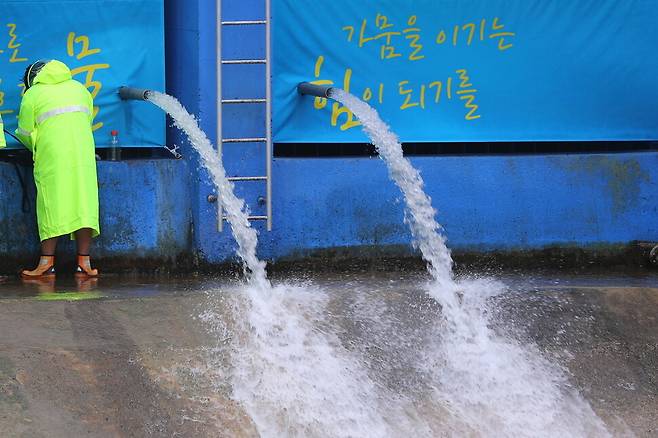 20일 강원 강릉시 성산면 남대천 상류에 있는 도암댐 방류구에서 물이 흘러나오고 있다. 한국수력원자력 강릉수력발전소는 가뭄 극복을 위해 이날 오후 1시부터 도암댐 비상 방류를 시작했다. 연합뉴스