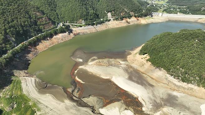 2025년 9월10일 바닥을 드러낸 강릉 오봉저수지에 전국에서 몰려든 물탱크차들이 물을 뿌리고 있다. 최병성 제공