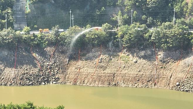 2025년 9월10일 강원도 강릉시 오봉저수지에 전국에서 몰려든 물탱크차들이 물을 뿌리고 있다. 최병성 제공