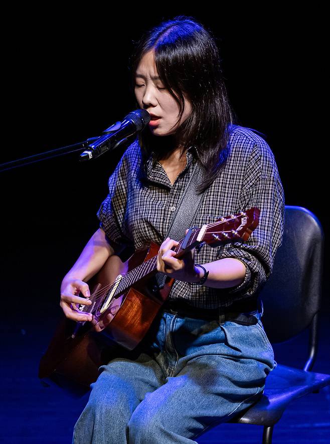 2025년 9월13일 서울 종로구 대학로 예술극장 소극장에서 열린 ‘문학주간 2025’ 개막 행사 ‘아무도 아닌, 누군가에게’에서 가수 김사월(오른쪽)이 노래하고 있다. 한국문화예술위원회 제공