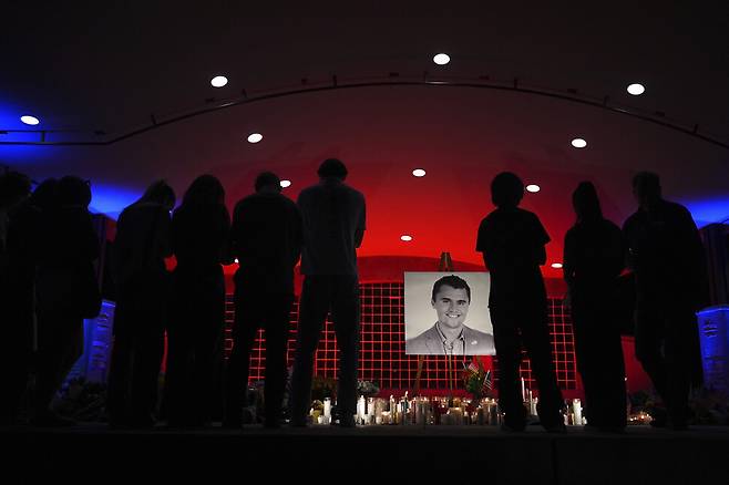 2025년 9월11일 극우 활동가 찰리 커크가 총격으로 숨진 유타주 오렘에 마련된 약식 빈소 앞에서 주민들이 애도를 표하고 있다. AP 연합뉴스