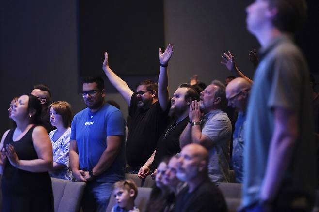 2025년 9월11일 극우 활동가 찰리 커크가 총격으로 사망한 유타주 오렘의 한 교회에서 열린 추모행사에서 참석자들이 애도를 표하고 있다. AP 연합뉴스