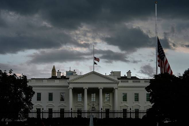 2025년 9월11일 미국 백악관에 극우 활동가 찰리 커크의 죽음을 애도하기 위해 조기가 걸려 있다. AP 연합뉴스