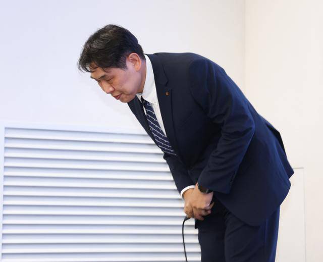 구재형 KT 네트워크부문 네트워크기술본부장이 18일 서울 종로구 KT광화문빌딩에서 KT 소액결제 피해 관련 대응 현황 발표 기자회견을 하기 앞서 고개 숙여 사과하고 있다. 뉴시스