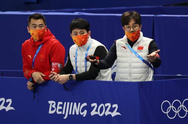 중국 쇼트트랙 대표팀을 지휘했던 김선태(오른쪽) 감독과 박토르 안(가운데) 기술코치. 뉴시스