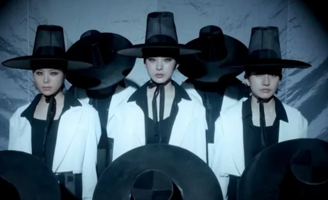 한국팀 범점 댄서들이 '스우파' 시즌3에서 선보인 '몽경' 퍼포먼스에서 저승사자 콘셉트로 춤을 추고 있다. Mnet 영상 캡처