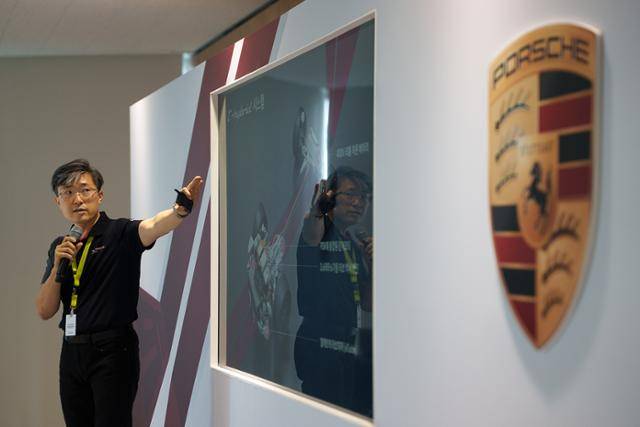 포르쉐 코리아 관계자가 8월 19일 강원 인제군 인제스피디움에서 신형 포르쉐 911 시리즈를 설명하고 있다. 포르쉐코리아 제공
