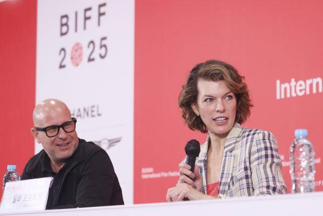 배우 밀라 요보비치가 18일 부산 해운대구 영화의전당에서 열린 제30회 부산국제영화제 '프로텍터' 기자간담회에서 질문에 답하고 있다. 연합뉴스