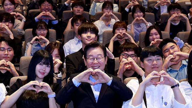 2030 청년들과 함께 기념촬영하는 이재명 대통령