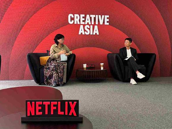 왼쪽부터 김숙 컬쳐미디어랩 대표, 김태훈 팝 칼럼니스트. [사진=넷플릭스코리아]