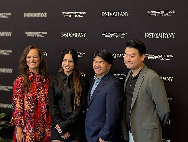 지난 16일(현지시간) 미국 뉴욕에서 열린 '2025 이노베이션 페스티벌'에서 김용수 네이버웹툰 최고전략책임자(CSO) 겸 글로벌 웹툰 총괄 부사장(맨 오른쪽)과 참석자들이 기념 사진을 찍고 있다. [사진=웹툰엔터테인먼트]