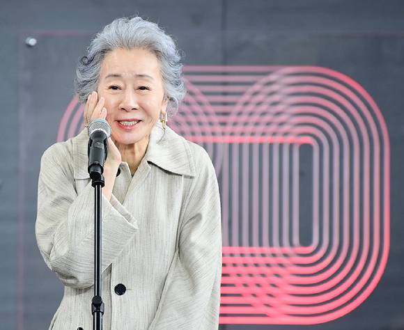 배우 윤여정이 19일 오후 부산광역시 해운대구 우동 영화의 전당에서 열린 제30회 부산국제영화제(BIFF) '결혼 피로연' 야외무대인사 행사에 참석하고 있다. [사진=정소희 기자]