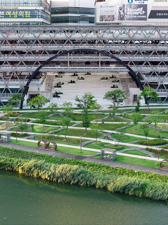 동탄 호수공원으로 향하는 대형 문일까. 300대를 주차할 수 있는 주차장이다. 사진 지요한 작가 (언리얼스튜디오)