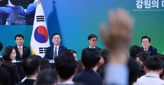 이재명 대통령이 12일 강원도 춘천시 강원창작개발센터에서 열린 지역 토론회 '강원의 마음을 듣다' 타운홀 미팅에서 질문을 받고 있다. 연합뉴스