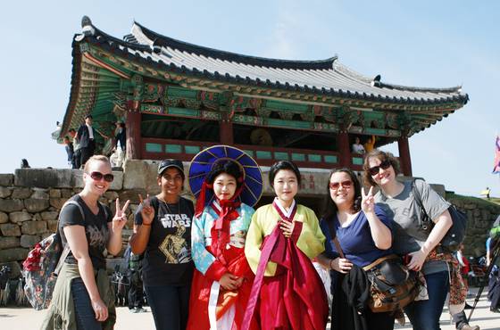 충남 서산 해미읍성에서 열린 축제 현장을 찾은 관람객들이 한복을 입고 기념사진을 찍고 있다. 서산 9경 가운데 한 곳인 해미읍성은 천주교 성지로도 잘 알려져 있다. [사진 서산시]