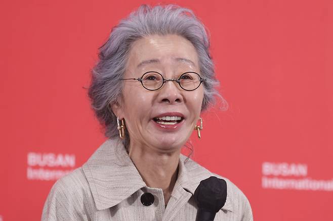 배우 윤여정이 19일 부산 해운대구 영화의전당에서 열린 제30회 부산국제영화제(BIFF) '결혼 피로연' 기자간담회에서 질문을 듣고 있다. 연합뉴스