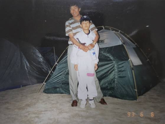 1993년 가족 휴가 중인 고윤열·민철씨 부자. 민철씨는 “바쁜 와중에도 늘 아들과 놀아주는 다정한 아버지였다”고 회상했다. [사진 고민철]