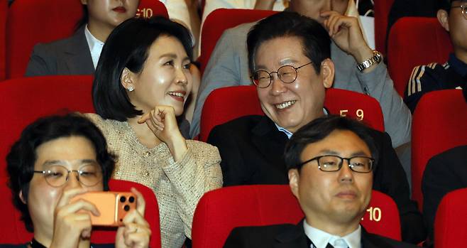 이재명 대통령과 김혜경 여사가 20일 부산 영화의 전당에서 부산국제영화제 공식상영작을 관람한 뒤 웃으며 대화하고 있다. 연합뉴스