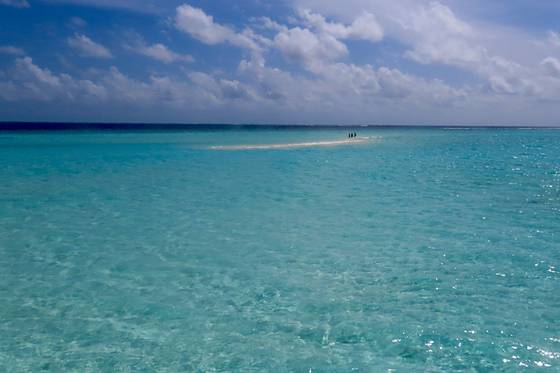 콘스탄스 무푸시 서남쪽 모래톱은 작은 섬이라 파도 방향이 엇갈리면서 생긴 것으로 보인다. 묘한 매력이 있어 관광객들은 첨벙첨벙 걸어서, 아니면 수영을 해서 간다. 기자도 다섯 번이나 다녀온 곳이다. 김홍준 기자