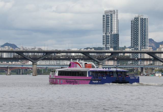 ▲ 정식 운항을 시작한 한강버스가 지난 18일 서울 송파구 잠실 선착장을 출발해 뚝섬 선착장으로 향하고 있다.  연합뉴스