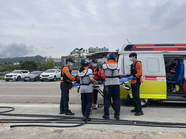 ▲ 동해해양경찰서는 지난 19일 묵호항 인근 해상에서 낚시어선과 레저보트 충돌사고 상황을 가정한 수난대비 기본훈련을 실시했다.