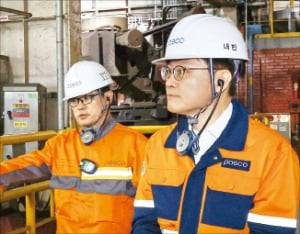 < 포항제철소 현장점검 > 김정관 산업통상자원부 장관(오른쪽)이 포스코 포항제철소를 점검하고 있다. /연합뉴스