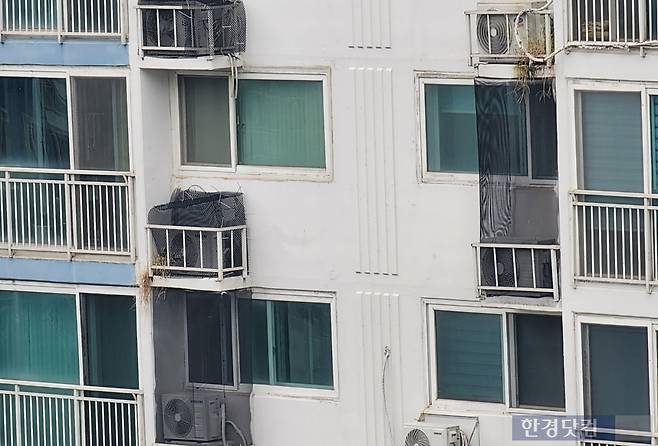 서울의 한 아파트에 비둘기 접근을 막기 위한 방지망이 설치되어 있다.  /사진=오세성 한경닷컴 기자