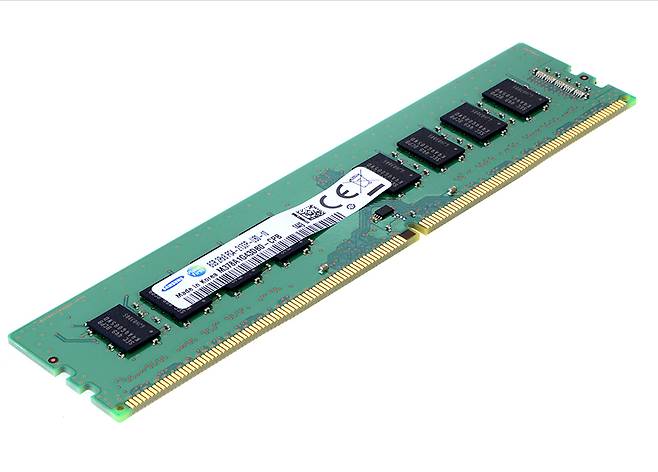 PC용 D램인 삼성전자 DDR4 8Gb 제품.