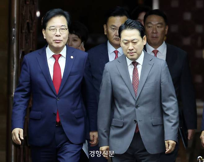 장동혁 국민의힘 대표(앞줄 오른쪽)와 송언석 원내대표가 19일 국회에서 열린 의원총회에 입장하고 있다. 박민규 선임기자