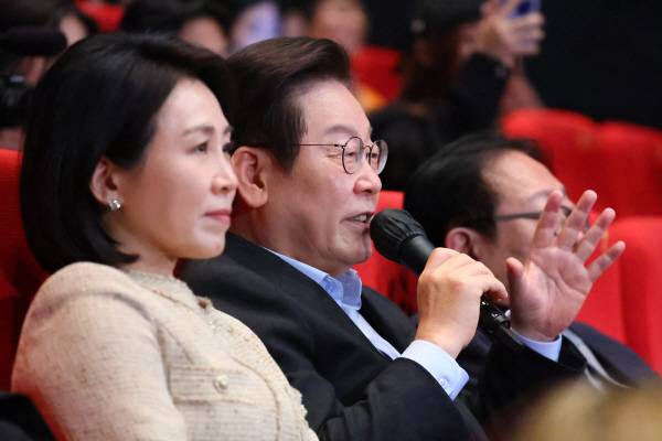 이재명 대통령이 20일 부산 해운대구 영화의전당에서 열린 부산국제영화제 공식상영작 ‘극장의 시간들’ 관객과의 대화에서 감독과 배우에게 질문을 하고 있다. 연합뉴스