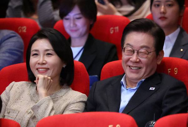 명 대통령과 김혜경 여사가 20일 부산 해운대구 영화의전당에서 열린 부산국제영화제 공식상영작 ‘극장의 시간들’ 관객과의 대화에 참석해 있다. 2025.9.20 연합뉴스