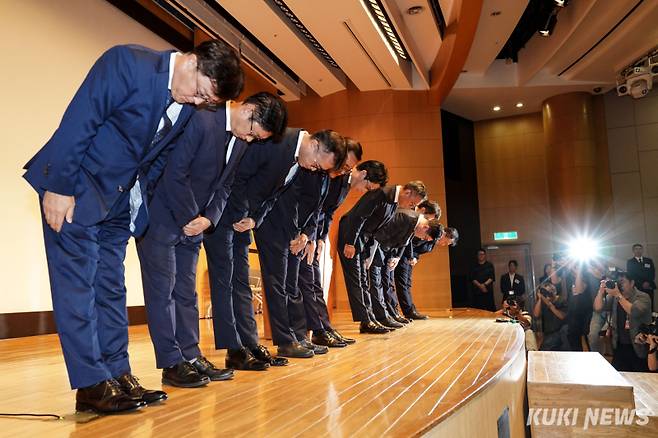 조좌진 롯데카드 대표이사 등 관계자들이 18일 서울 중구 부영태평빌딩에서 대규모 해킹 사고로 인한 고객 정보 유출사태에 대해 사과하고 있다. 유희태 기자