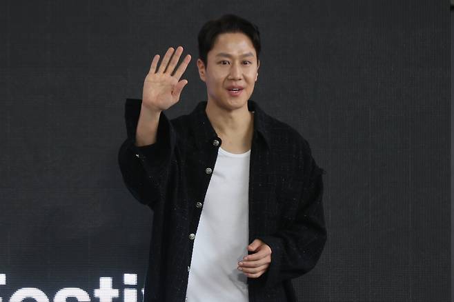 감독 겸 배우 정우가 20일 부산 해운대구 우동 영화의전당에서 열린 제30회 부산국제영화제 '짱구' 오픈토크에서 관객들에게 인사하고 있다. 연합뉴스