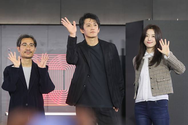 츠키카와 쇼 감독(왼쪽부터), 배우 오구리 슌, 한효주가 20일 부산 해운대구 우동 영화의전당에서 열린 제30회 부산국제영화제 '로맨틱 어나니머스' 야외 무대인사에서 관객들에게 인사하고 있다. 연합뉴스