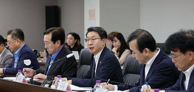 19일 서울 여의도 중소기업중앙회에서 열린 '생산적 금융 대전환 회의'에서 이억원 금융위원장이 발언하고 있다. 연합뉴스