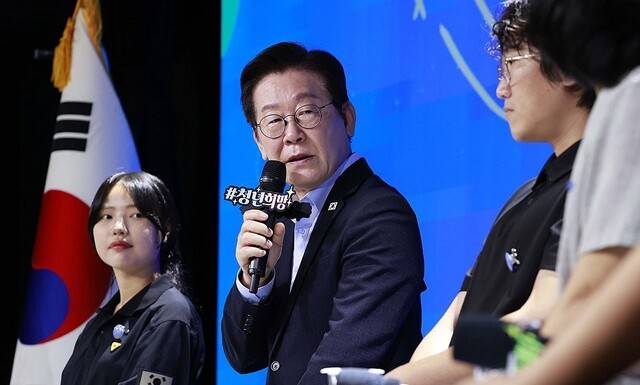 이재명 대통령이 19일 서울 마포구 구름아래 소극장에서 열린 2030 청년 소통·공감 토크콘서트에서 발언하고 있다. 대통령실통신사진기자단