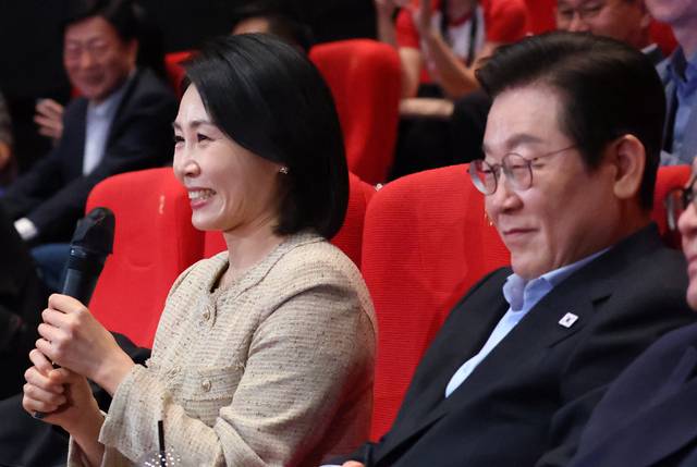 이재명 대통령과 부산을 방문한 김혜경 여사가 20일 해운대구 영화의전당에서 열린 부산국제영화제 공식상영작 '극장의 시간들' 관객과의 대화에서 감독과 배우에게 질문하고 있다. 연합뉴스