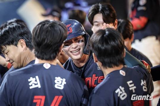 홈런 치고 축하받는 롯데 윤동희. 사진[연합뉴스]