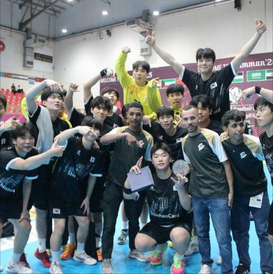 바레인을 꺾고 기뻐하는 한국 선수단. 사진[연합뉴스]