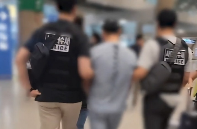 KT 무단 소액결제 사건의 용의자를 검거하는 장면. [사진 = 경기남부경찰청]