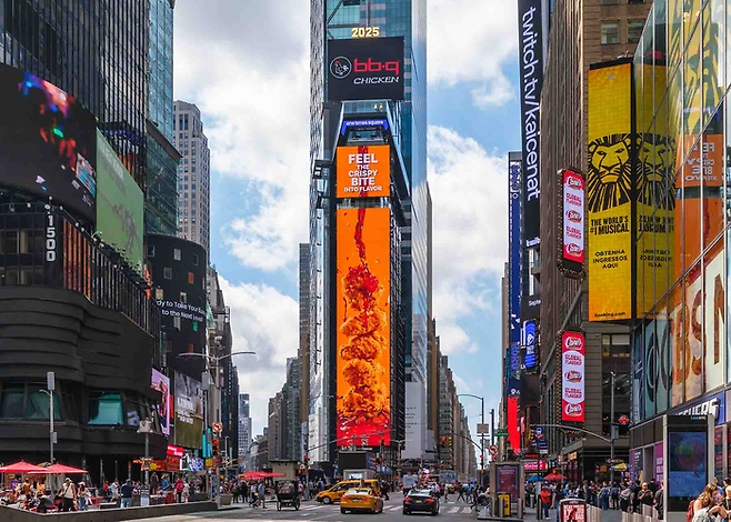 미국 뉴욕 타임스스퀘어 한 가운데 있는 ‘원 타임스스퀘어’(One Times Square) 전광판에 BBQ 브랜드 광고. [사진 출처 = BBQ]