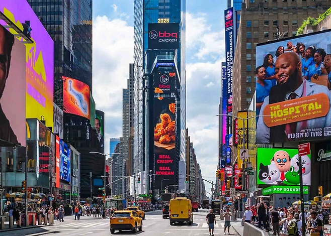 미국 뉴욕 타임스스퀘어 한 가운데 있는 ‘원 타임스스퀘어’(One Times Square) 전광판에 BBQ 브랜드 광고. [사진 출처 = BBQ]