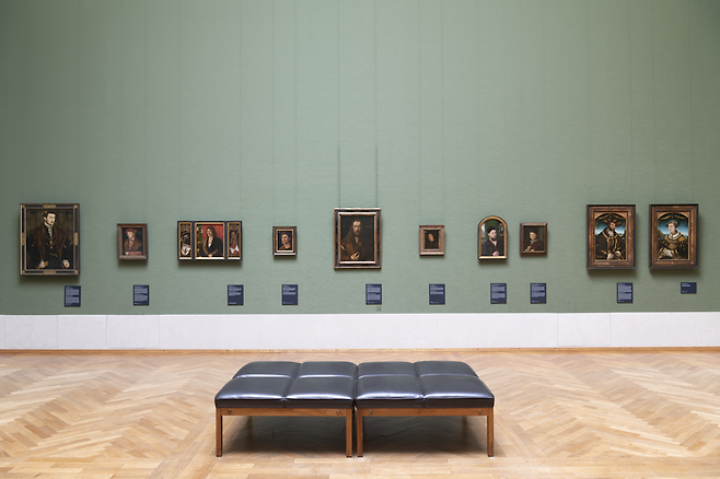 알브레히트 뒤러의 초상화가 걸린 방. 삼면화와 초상화들이 나란히 걸려있다. ©Alte Pinakothek