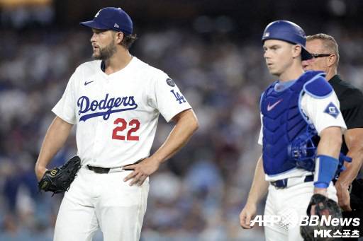 다저스 선발 클레이튼 커쇼가 지난 7월 3일(한국시간) 화이트삭스와 홈경기 도중 부상당한 맥스 먼시를 걱정스럽게 지켜보고 있다. 사진=ⓒAFPBBNews = News1