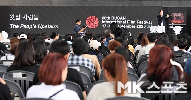 배우들 기다리는 영화 팬들